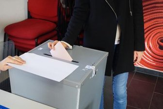 Oberbürgermeisterwahl in Klingenthal läuft - Judith Sandner bei der Stimmabgabe.