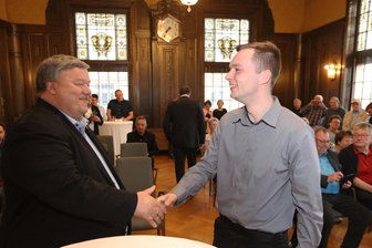Oberbürgermeisterwahl in Werdau: Sören Kristensen bleibt für weitere sieben Jahre im Amt - Willy Lippold (Die Linke) gratulierte Sören Kristensen (links) zum Wahlsieg. Beide arbeiten im Werdauer Stadtrat weiterhin zusammen, ebenso wie Philipp Meyer.