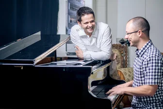 Oberchrinitz: Kirchgemeinde lädt zum Fest ein - Das Duo Döhler & Scheufler gestaltet mit christlichem Piano-Pop den Gottesdienst mit.