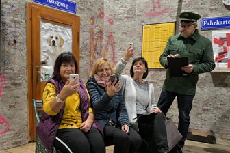 Obercrinitzer „Kreuzschnäbel“ machen Turnhalle zum Theatersaal - „Es fährt kein Zug nach Irgendwo“ heißt das Stück der Obercrinitzer „Kreuzschnäbel“. Zu den Mitwirkenden gehören Andrea Spor, Antje Rühling, Ina Riedel und Mathias Eißmann (von links).