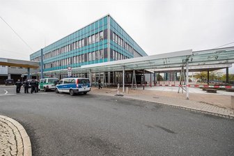 Oberer Bahnhof in Plauen: Herrenloser Koffer ruft Polizei auf den Plan - Die Polizei überwachte die Lage vor Ort.