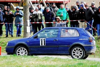 Oberfranken eröffnen die Saison in Schwand - Zuschauer in Schwand beobachten hier Helmut Hodel vom Automobilclub Hof mit seinem VW Golf. 