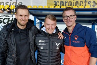 Oberfranken gegen Vogtland: Ein Fußballspiel, das viel Gutes tut - Die beiden Vogtländer Jan Zimmermann und Nils Bauer (von links) vom Vogut-Team haben mit dem Hofer Benefizorganisator Bastian Richter (rechts) das nächste Event auf die Beine gestellt.