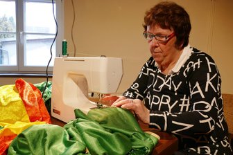 Obergewandmeisterin im zweiten Anlauf: Wie eine Gelenauerin dem Thumer Kinder- und Jugendtheater zum Erfolg verhilft - Zahlreiche Stunden verbringt Ingrid Werner an ihrer Nähmaschine.