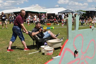 Obergräfenhain feiert Dorffest: Sechs Gründe, warum sich der Besuch lohnt - Das Schubkarrenrennen beim Dorffest in Obergräfenhain sorgt jedes Jahr für Gaudi.