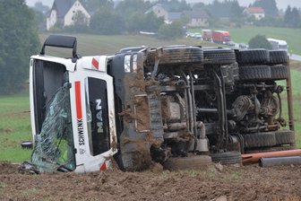 Obergruna: Betonmischer landet auf Feld - Ein Betonmischfahrzeug ist am Freitag auf der B 101 zwischen Großschirma und Obergruna nach links von der Straße abgekommen.