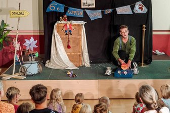 Obergruna: Puppenspiel-Premiere kommt gut an - Die Premiere von „Sechse kommen durch die ganze Welt“ mit Jan Deicke fand im Bürgersaal Obergruna statt.