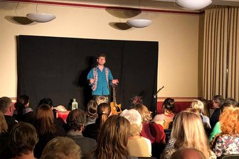 Obergruna: Viel Beifall für „Lauschpalast“ - Jan Deicke („Mondschaafs Lauschpalast“) bei seinem Auftritt am Freitagabend im Bürgersaal von Obergruna, Stadtteil von Großschirma.
