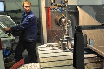 CNC-Zerspaner Andreas Michalke am neuen Horizontalbohrwerk