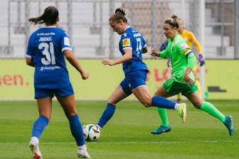 Oberhainer Fußballerin zurück im Oberhaus: „Die 1. Bundesliga ist viel physischer“ - Der Saisonstart in der 1. Bundesliga hatte es für Nicole Woldmann und die Jenaer Fußballerinnen in sich. Hier behauptet sie gegen Nationalspielerin Svenja Huth vom VfL Wolfsburg den Ball.