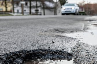 Oberhainer Straße: Nun kann endlich gebaut werden - Große Teile der Ortsdurchfahrt von Langenleuba-Oberhain sind marode. Nun werden 800 Meter Fahrbahn saniert.
