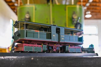 Oberheinsdorf: Traditionsverein Rollbockbahn startet in die Saison - Ein Modell der Rollbockbahn vor dem Original.