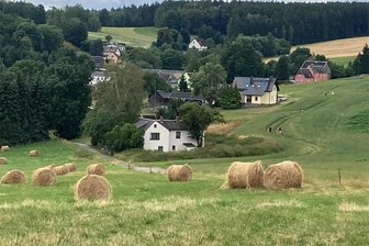 Oberhermsgrün: Kreisstraße wird nach über zwei Jahren wieder freigegeben - Blick auf Oberhermsgrün: Seit Juli 2021 lief der Bau der Kreisstraße im Ort. Ab dem 18. August ist wieder frei.