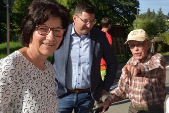 Oberhermsgrün: Neue Straße wird zum Geburtstagsgeschenk - Da geht es lang: Werner Göbel (rechts) hat als ältester Oberhermsgrüner den Bau täglich begleitet. Die Freigabe am Freitagvormittag fiel mit seinem 89. Geburtstag zusammen. Feiergäste nach mehr als zwei Jahren Bauzeit waren auch Landrat Thomas Hennig und die Chefin der Stadtwerke Oelsnitz.