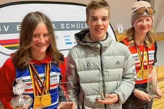 Oberhof als gutes Pflaster - Abschluss- und teils Gesamtsieger im Deutschen Schülercup Skilanglauf 2022/2023: Hanna Hennig, Finn Hoffmann und Joana Tutte.