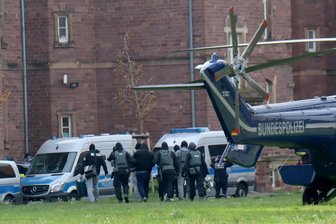 Oberlandesgericht eröffnet Verfahren gegen Neonazi-Truppe „Sächsische Separatisten“ - Im November waren die acht Terrorverdächtigen dem Ermittlungsrichter am Bundesgerichtshof in Karlsruhe vorgeführt worden. Nun hat das Oberlandesgericht die Untersuchungshaft verlängert.
