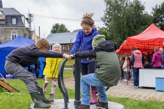 Oberlauterbach: Dorfplatz ersetzt Goldenen Hirschen - Johanna, Elenor, Finn und Max hatten bei der kleinen Einweihungsfeier viel Spaß auf einem der Spielgeräte auf dem neuen Dorfplatz. In der Bildmitte das Umgebindehaus, in das die Festgesellschaft später einrückte, rechts die modernen Sitzgelegenheiten.