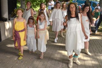 Oberlauterbacher feiern Jubiläum in luftiger Nachtwäsche - Eine historische Modenschau gehörte zur Oberlauterbacher Jubelfeier. Vorgeführt wurde sie vom Team "Haustechnik Heinrich und Freunde". Silvia Heinrich (vorn rechts) führte durchs Programm. 