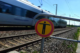 Oberlichtenau: Bundespolizei erwischt 12-Jährigen auf Bahngleisen - Die Bundespolizei warnt ausdrücklich vor dem unerlaubten Überqueren von Bahngleisen. Der Anlass: Am Donnerstag musste sie einen 12-Jährigen in Oberlichtenau von den Gleisen holen.