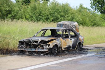 Oberlichtenau: Mercedes brennt auf der Autobahn aus - Der ausgebrannte Mercedes auf der Autobahn 4.