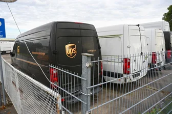 Oberlichtenau: Transportfirma RSH meldet Insolvenz an - Die Firma RSH Transporte im Oberlichtenauer Gewerbepark hat Insolvenz angemeldet, hier das Firmengelände mit Fahrzeugen einer anderen Firma.