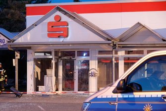 Oberlichtenau: Unbekannte sprengen Geldautomaten - Polizei sucht Zeugen -