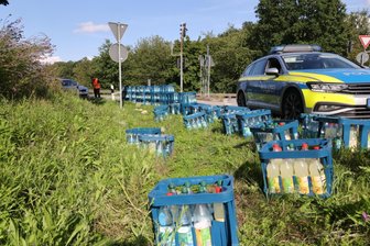 Oberlichtenau: Warum stehen hier überall Wasserkästen? - Die Polizei sicherte die Unfallstelle.