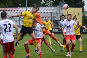 Oberliga-Kicker des VfB Auerbach bezwingen Regionalligisten - Felix Hache köpft hier nach einem Eckball zum 2:0-Endstand für den VfB Auerbach im Testspiel gegen den ZFC Meuselwitz ein).