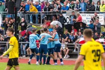 Oberliga-Traumstart vor Traumkulisse: Marienberger Kicker nicht zu stoppen - Mit dem 1:0 brachte André Luge nicht nur seine Teamkollegen zum Jubeln, sondern auch den Großteil der knapp 700 Zuschauer. Viele waren aus der Umgebung gekommen und drückten Motor die Daumen.