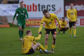 Oberligakicker des VfB Auerbach bringen sich für das Derby gegen den VFC Plauen in Position - Der VfB Auerbach hat sich nach einigen Rückschlägen wieder aufgerichtet. Im Bild die beiden Torschützen von Samstag: Ben Bauer (vorn rechts) und Tim Kaiser.