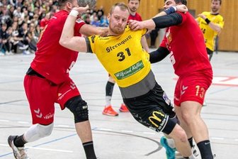 Oberlosa auf dem Weg in die 3. Liga - Die Luft brannte beim Heimspiel der Oberlosaer gegen die SG Pirna/Heidenau (im Bild Libor Hanisch beim Torwurf).