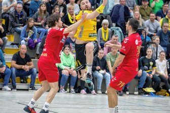 Oberlosa gewinnt vor Rekordkulisse - Oberlosas Sebastian Duschek (Mitte) holt hier vor 693 Zuschauern zum Torschuss aus.
