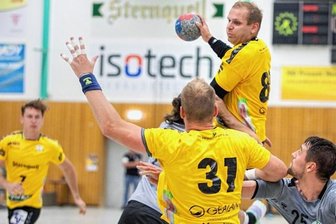 Oberlosa macht sich das Leben schwer - Oberlosas Ivan Kucharik (am Ball) trug zum Auswärtssieg in Saalfeld gegen Bad Blankenburg fünf Treffer bei. 