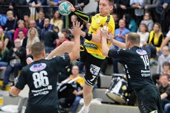 Oberlosa sorgt für Paukenschlag - Oberlosas Viktor Beketov (gelbes Trikot) steuerte drei Treffer zum 37:18-Heimsieg gegen Staßfurt bei. Dass kein Spieler mehr als vier Tore beim höchsten Oberligasieg der Vereinsgeschichte erzielt hat, zeigt, dass die Oberlosaer Handballer auf allen Positionen torgefährlich waren. 