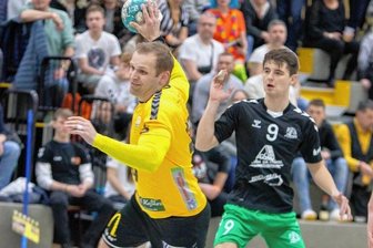 Oberlosaer drücken weiter aufs Gaspedal - Ivan Kucharik (am Ball) zieht hier an Andrej Filippov vorbei und hebt zum Torschuss ab. Insgesamt traf er sechsmal für Oberlosa.