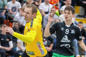 Oberlosaer erzielen zum fünften Mal in Folge über 30 Tore - van Kucharik (am Ball) zieht hier an Andrej Filippov vorbei und hebt zum Torschuss ab. Insgesamt traf er sechsmal für Oberlosa.