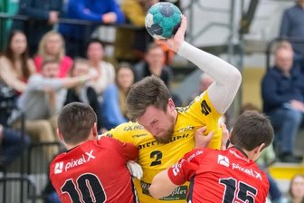 Oberlosaer gehen erneut leer aus - Oberlosas Kreisläufer Dziugas Jusys (Mitte) muss sich hier gleich mit zwei Braunschweigern auseinandersetzen.