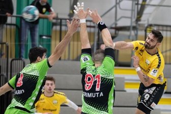 Oberlosaer Handballer kämpfen bis zum Umfallen - Augen zu und durch: Der Oberlosaer Jan Skalda (rechts) zieht den Ball am Block der Hildesheimer vorbei.
