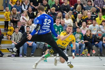 Oberlosaer Handballer kommen in Fahrt - Sebastian Naumann (im gelben Trikot) netzte gegen Bayreuth neunmal für die Oberlosaer Handballer ein.