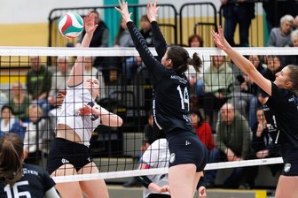 Oberlosaer Regionalliga-Volleyballerinnen müssen sich für Heimsieg nicht wirklich strecken - Melina Gerke (in Weiß) und der SV 04 Oberlosa hatten gegen Motor Mickten zumeist leichtes Spiel.