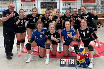 Oberlosaer Volleyballerinnen Tiebreaksieger im Bezirksderby gegen den VC Zschopau - Die Volleyballerinnen des SV 04 Oberlosa freuen sich hier nach ihrem ersten Saisonsieg in der Regionalliga 2024/25.