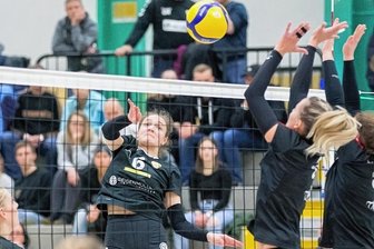 Oberlosaerinnen nicht zu stoppen - Die Oberlosaerin Katina Krell (Nummer 6) schmettert hier am Dresdner Block vorbei zum Punkt.
