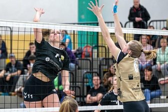 Oberlosaerinnen zeigen Reaktion - Vroni Voigt (links) schmettert hier zum nächsten Punkt für den SV 04 Oberlosa. Die Gastgeberinnen siegten gegen den SC Freital mit 3:1. 