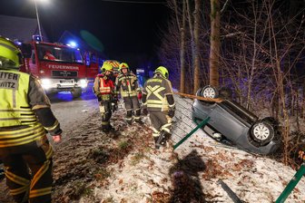 Oberlungwitz: B 173 nach Unfall mit Moped-Auto voll gesperrt - Die Feuerwehr sicherte das Moped-Auto vor dem weiteren Abrutschen in Richtung Bach.