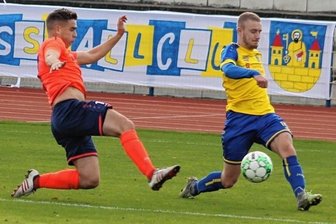 Oberlungwitz bleibt Angstgegner - Wirbelwind von Außen: Reichenbachs Fabian Peltsch (rechts) fehlte am Ende das Schussglück.
