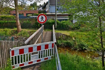 Oberlungwitz: Brücke mit besonderer Geschichte ist nicht nur gesperrt, sondern bald Geschichte - Die Fußgängerbrücke über den Lungwitzbach ist gesperrt und wird abgebaut.
