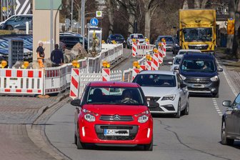Oberlungwitz: Das ist der Grund für die Ampelregelung auf der Umleitung der B 180 - Geduld ist an einer Baustelle mit Ampelregelung auf der Goldbachstraße gefragt.