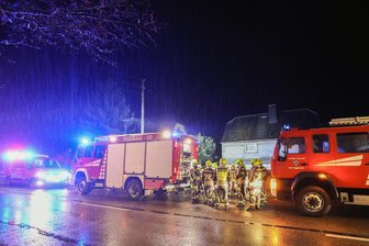 Oberlungwitz: Defektes Stromkabel löst großen Feuerwehr-Einsatz an der B 173 aus - Die Feuerwehr war an der B 173 in Oberlungwitz im Einsatz.