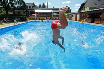 Oberlungwitz: Der Zwerg unter den Freibädern - 25 mal 12 Meter groß ist das Becken in der Oberlungwitzer „Pfütze“.