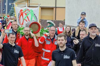 Oberlungwitz: Die große Feier rollt an - Das Faß mit dem Jubiläumsbier "1273" wird von Gersdorf nach Oberlungitz getragen. Auf dem Weg kurz vor der Ankunft in Oberlungwitz trugen DRKler das Fass und die Verantwortung. 